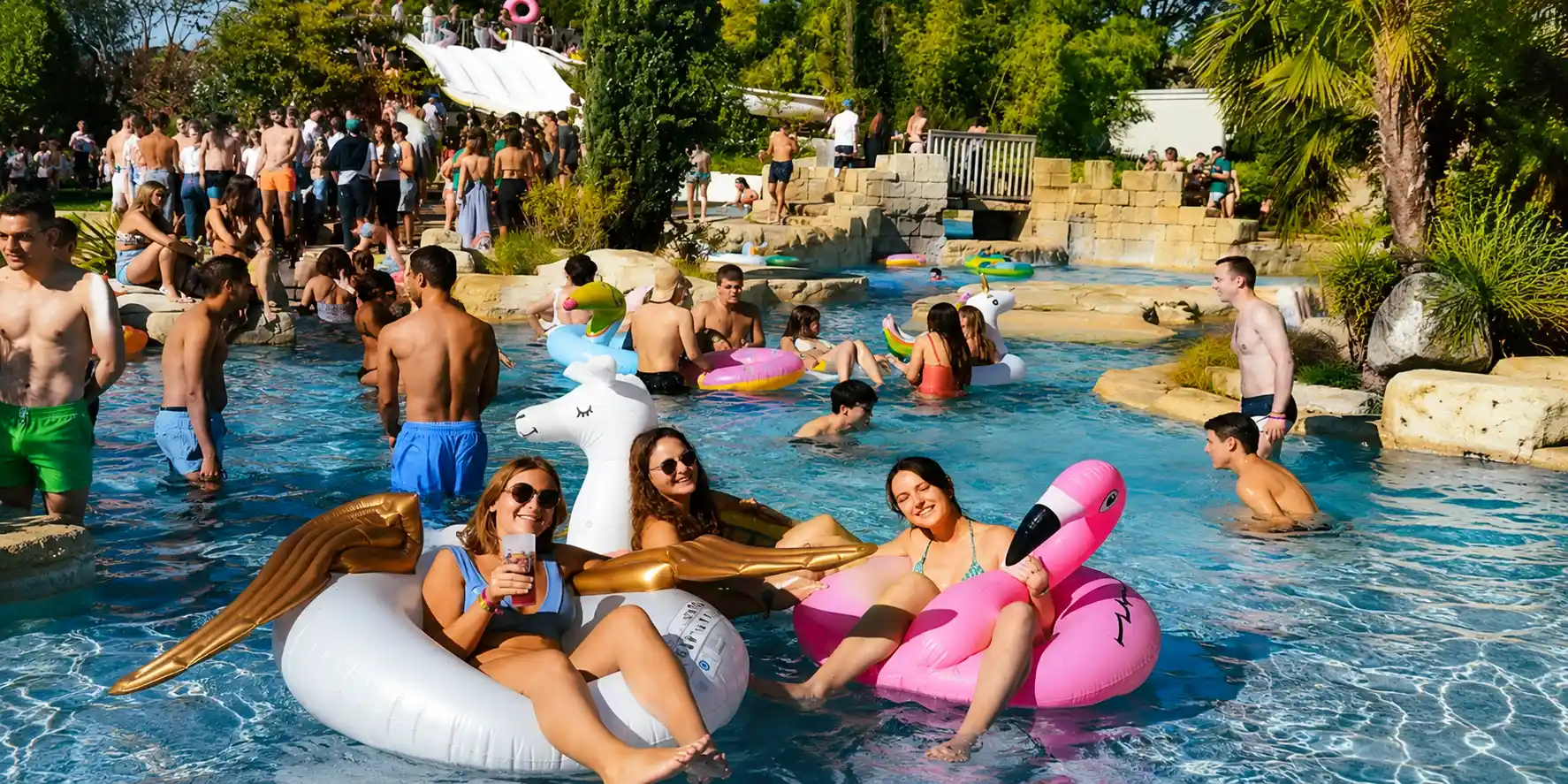 Activité piscine lors d'un WEI organisé par WECAY — étudiants profitant d'un moment de détente en groupe