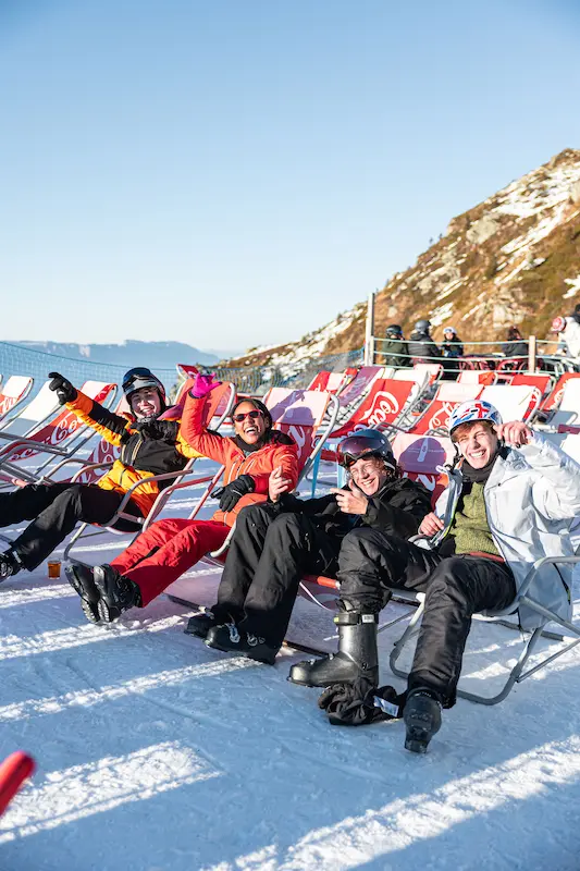 Étudiants WECAY en terrasse ski