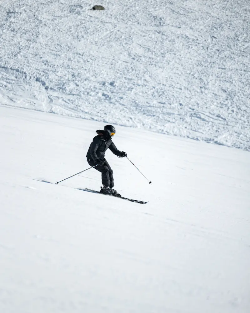 Skieuse descente montagne