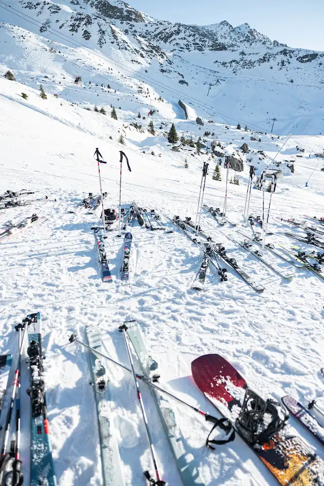 Skis et snowboard pied des pistes